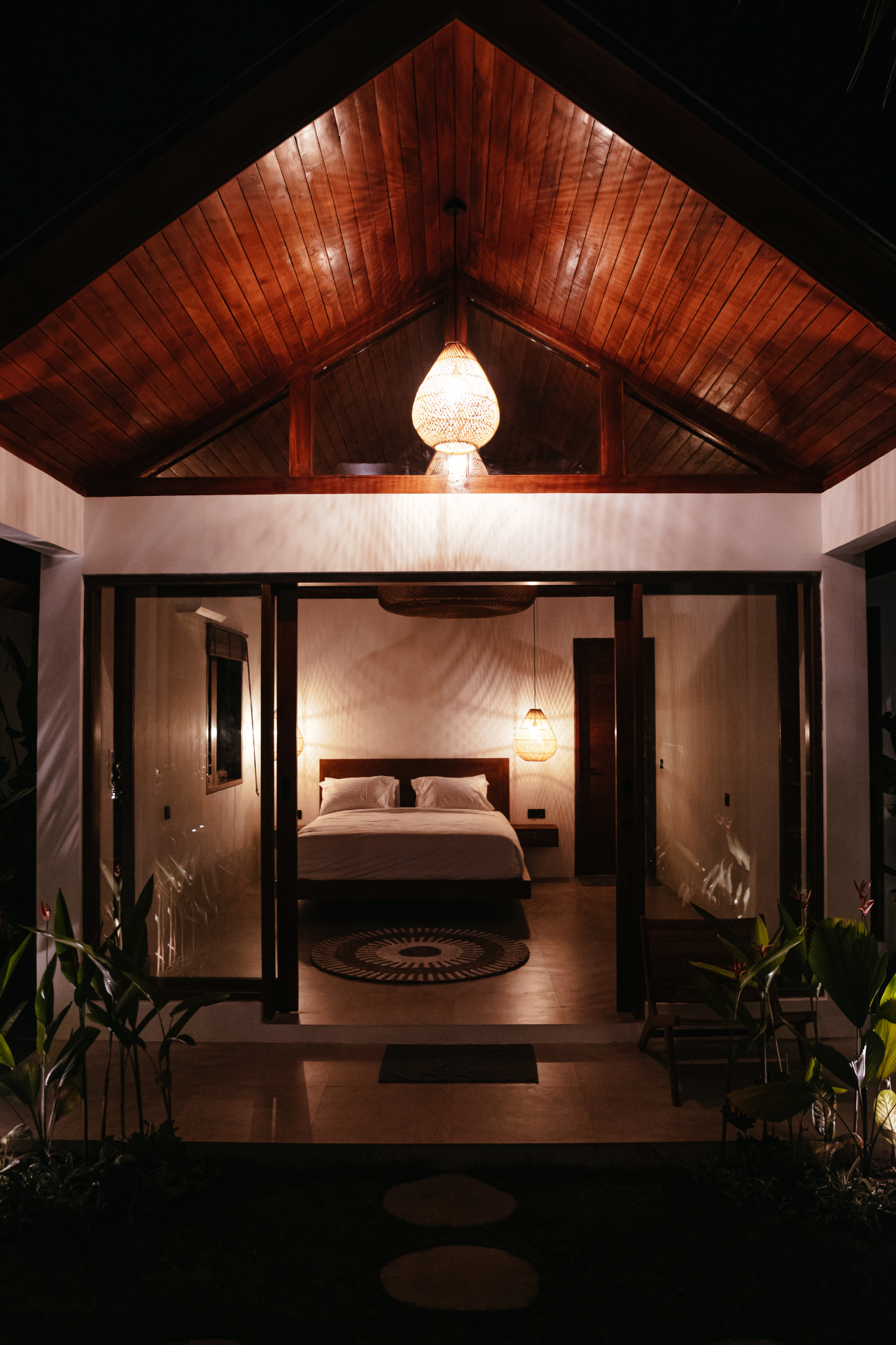 Bungalow entrance with wood ceiling